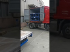 Der hydraulische Dockleveler arrangiert die Lieferung.