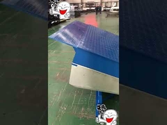 Blaue Verladerampe mit ausziehbarer Lippe