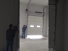 Dockleveler und Abschnitttür