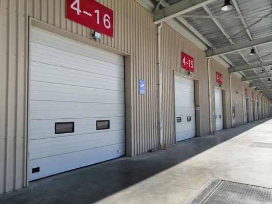 Laufende Industrie-Sektionaltore für Fabriken, Logistiklager und Garagen